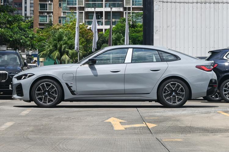 BMW i4 - фото 4