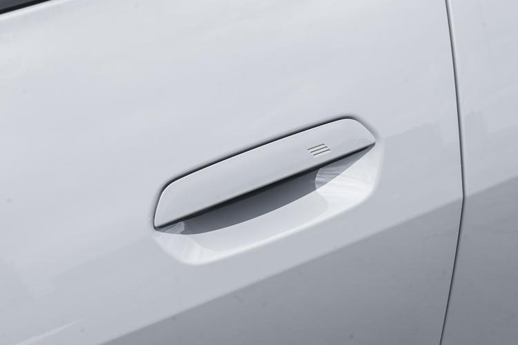 BMW i4 - фото 12