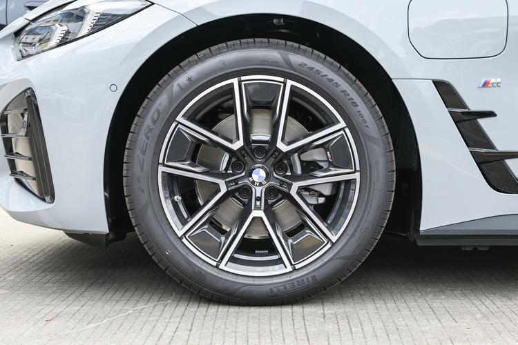 BMW i4 - фото 13