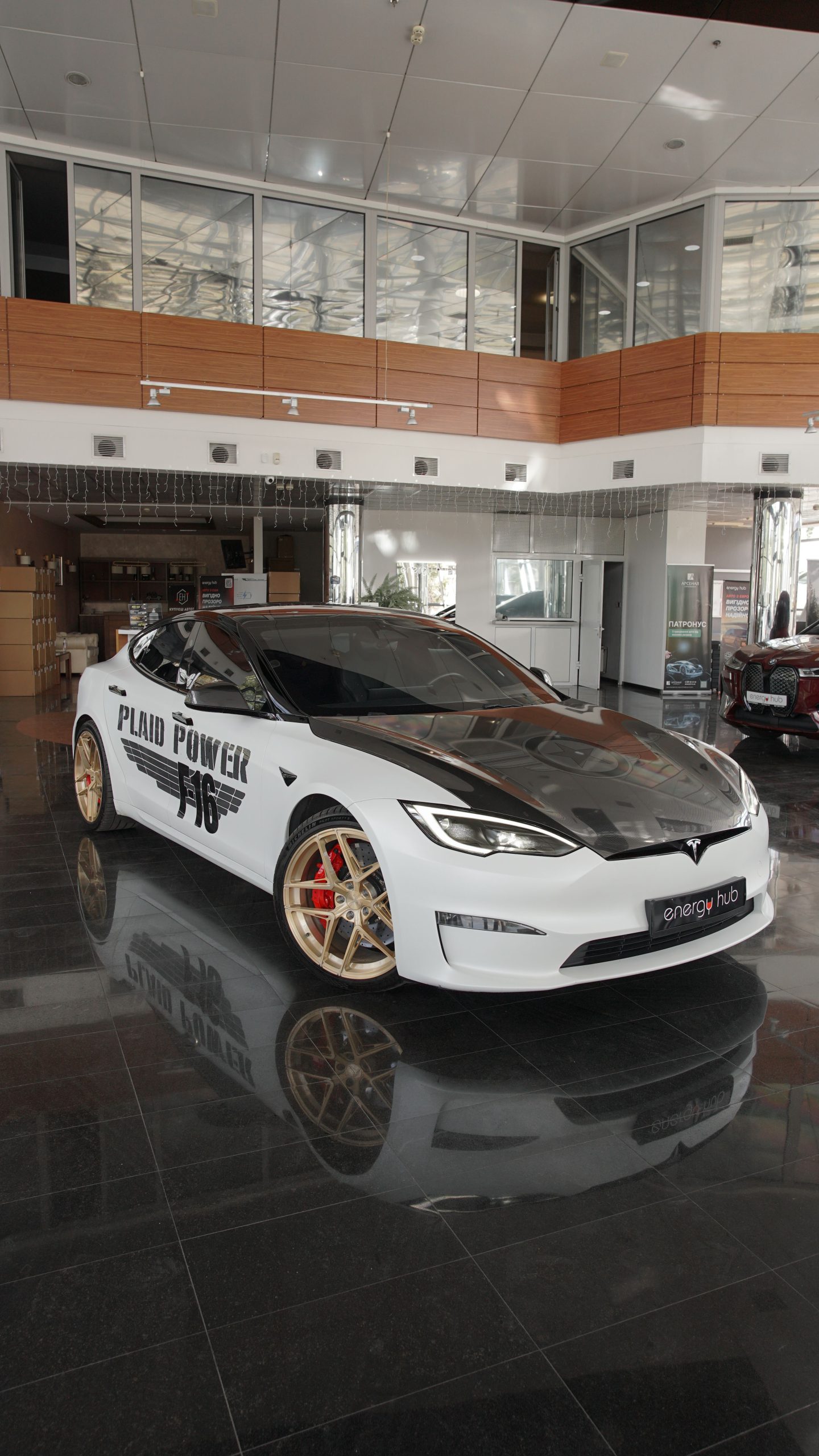 Tesla Model S - фото 1