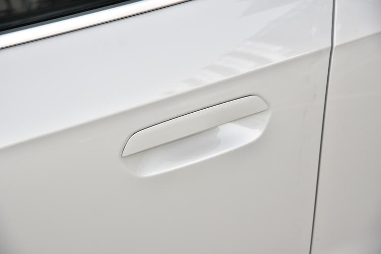 BMW iX1 - фото 11