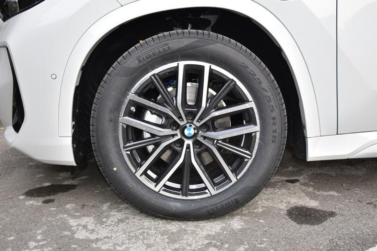 BMW iX1 - фото 12