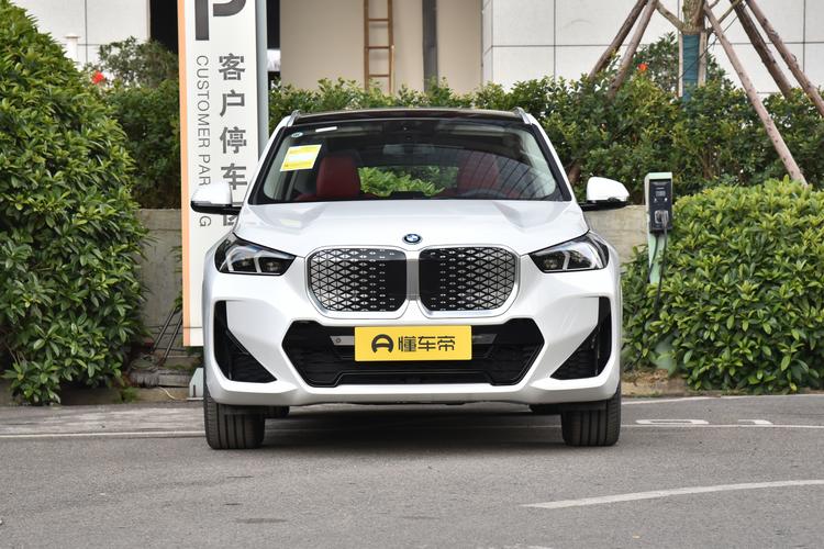 BMW iX1 - фото 2