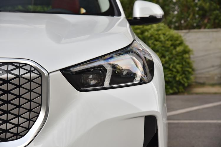 BMW iX1 - фото 9