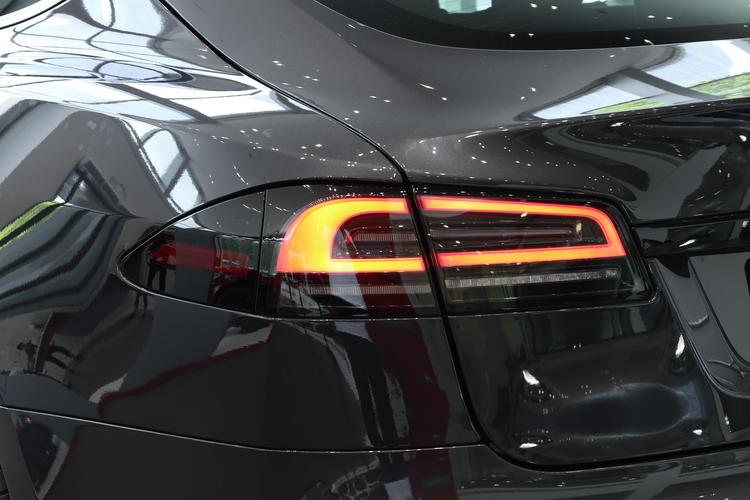 Tesla Model S - фото 13