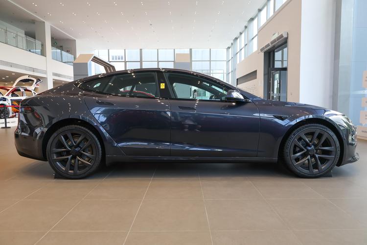 Tesla Model S - фото 8