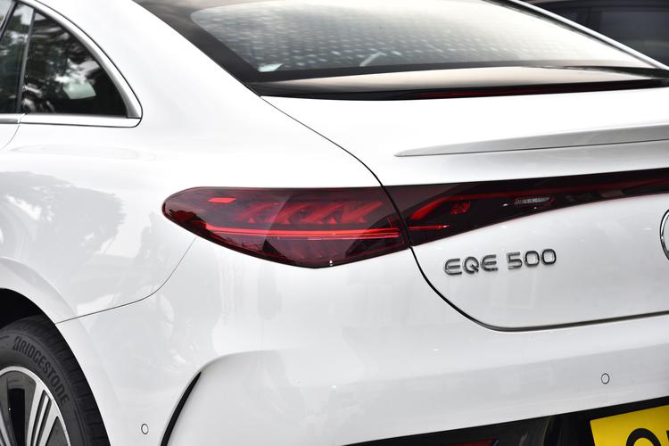 Mercedes-Benz EQE - фото 13
