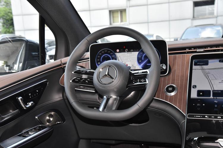 Mercedes-Benz EQE SUV - фото 16