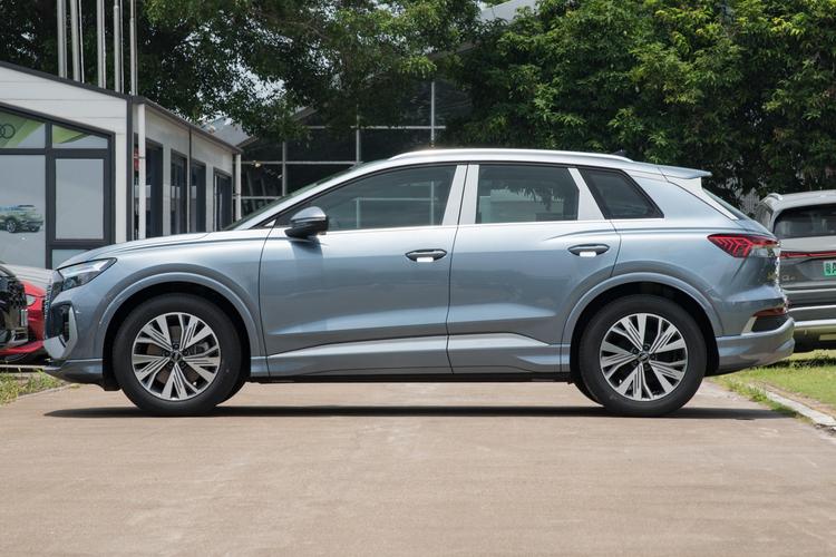Audi Q4 e-tron - фото 4
