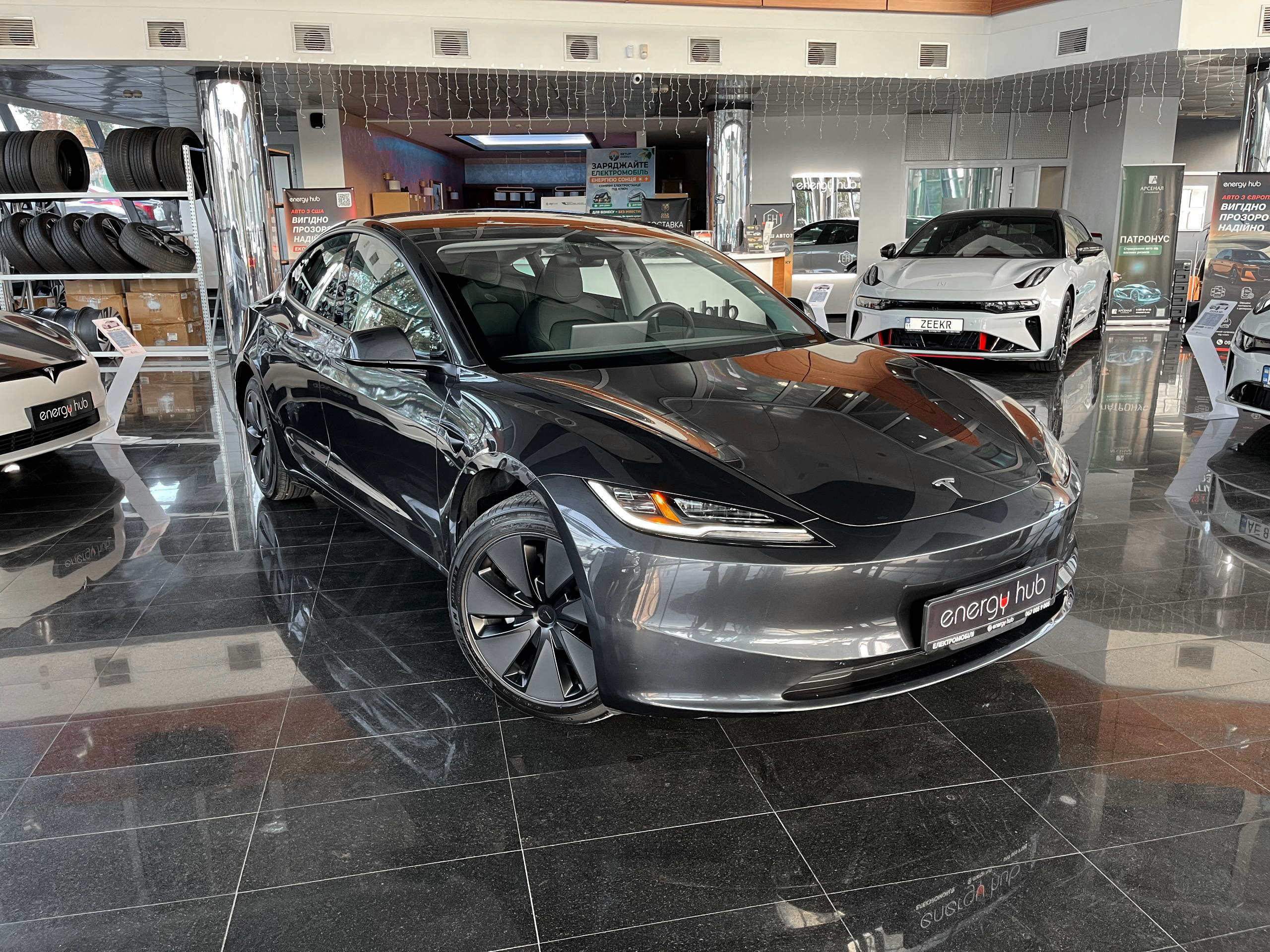 Tesla Model 3 - фото 1