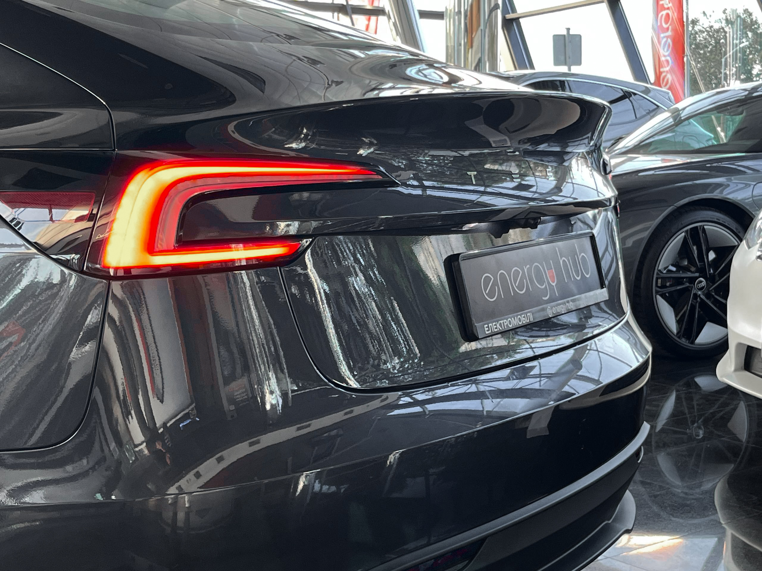 Tesla Model 3 - фото 10