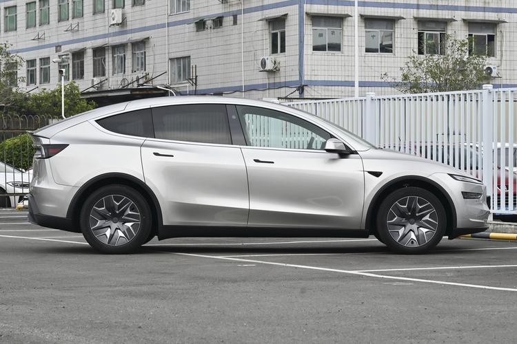 Tesla Model YL - фото 8