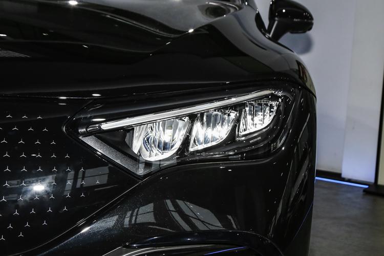 Mercedes-Benz EQE - фото 9