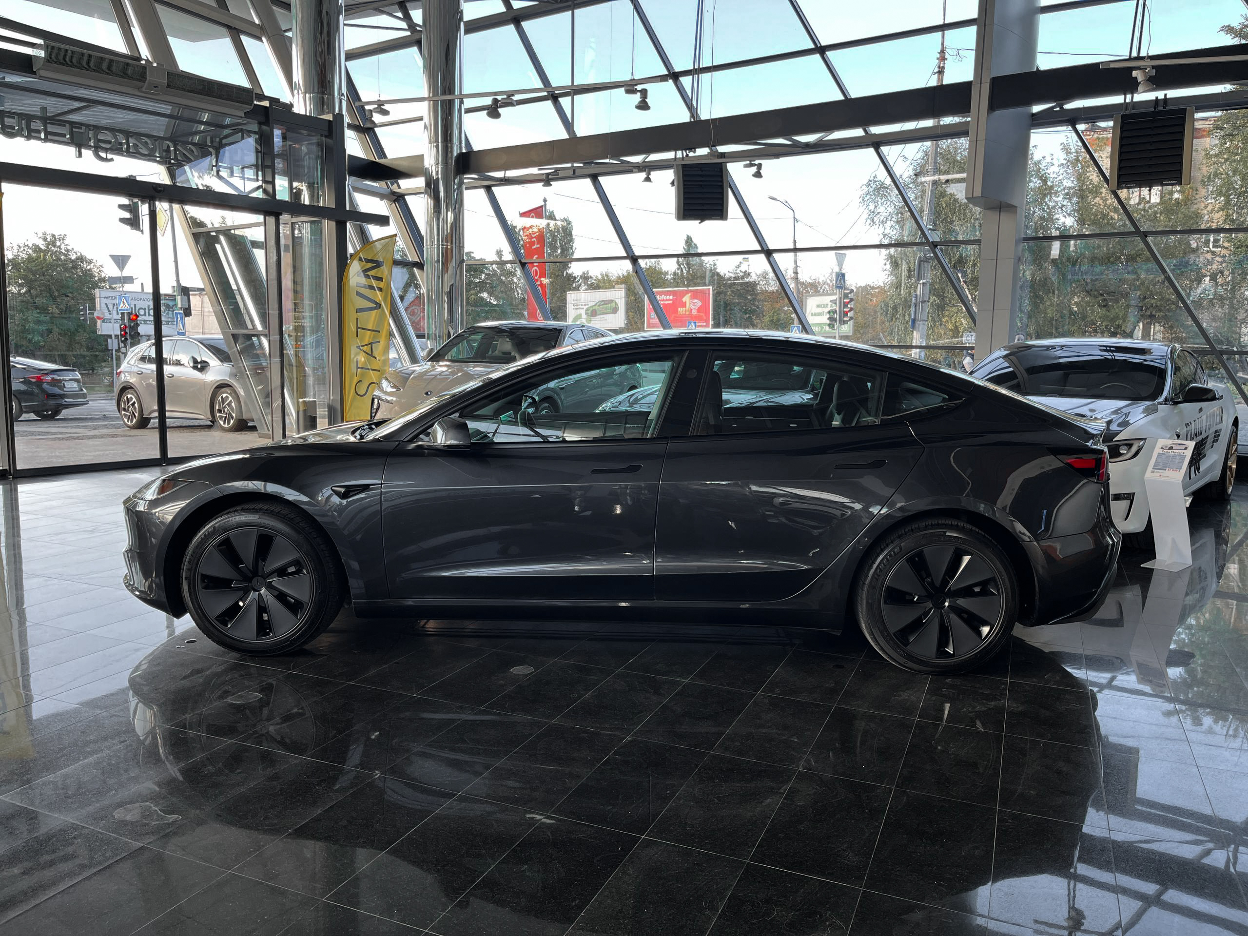 Tesla Model 3 - фото 2