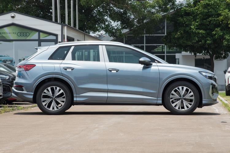 Audi Q4 e-tron - фото 8