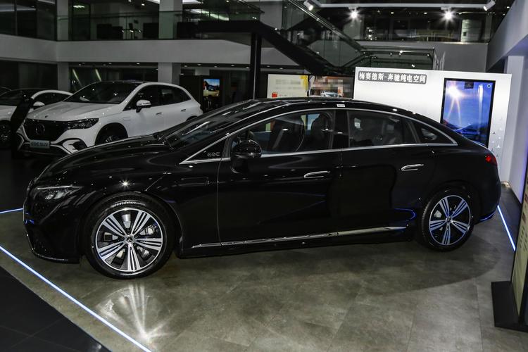 Mercedes-Benz EQE - фото 4