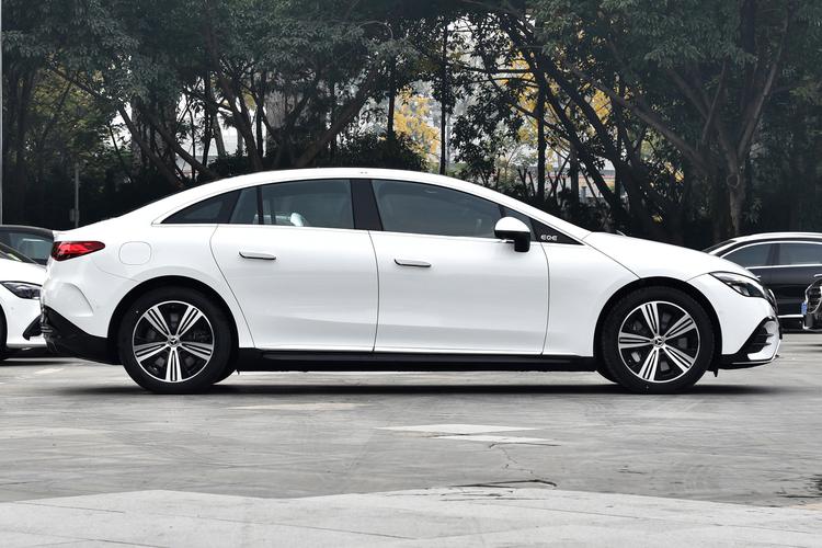 Mercedes-Benz EQE - фото 8