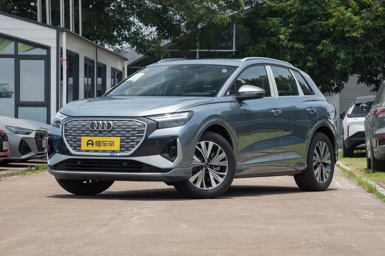 Audi Q4 e-tron - фото 1