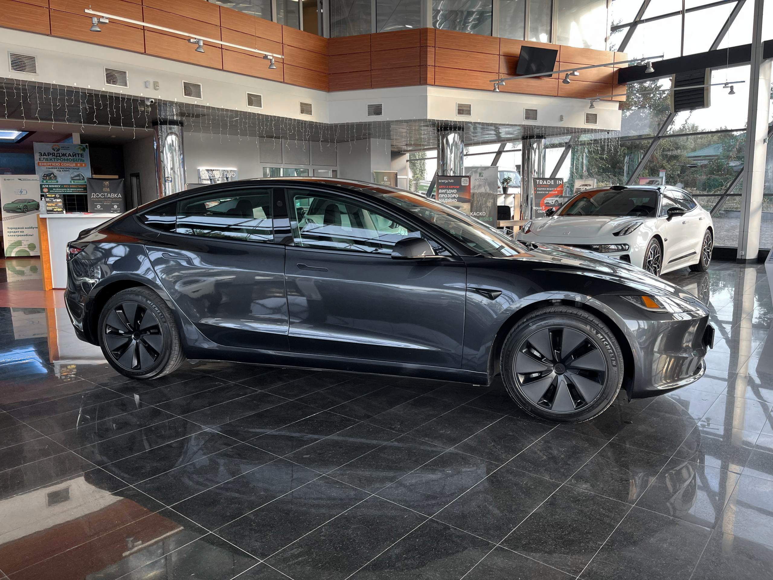 Tesla Model 3 - фото 3
