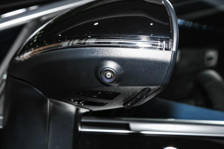 Mercedes-Benz EQE - фото 14