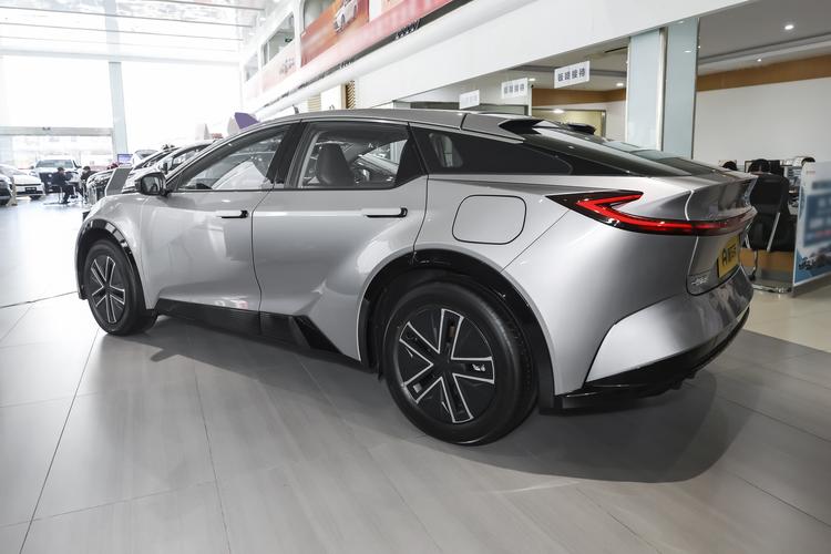 Toyota bZ5 - фото 5