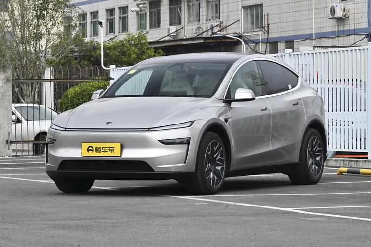 Tesla Model YL - фото 1