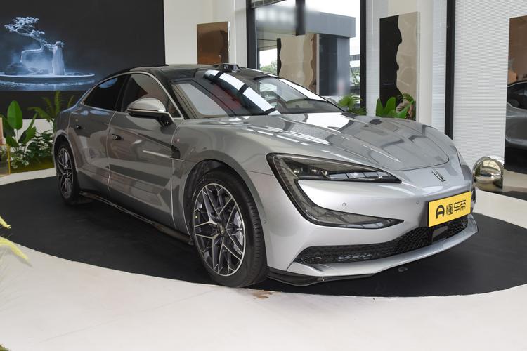 Yangwang U7 EV - фото 3