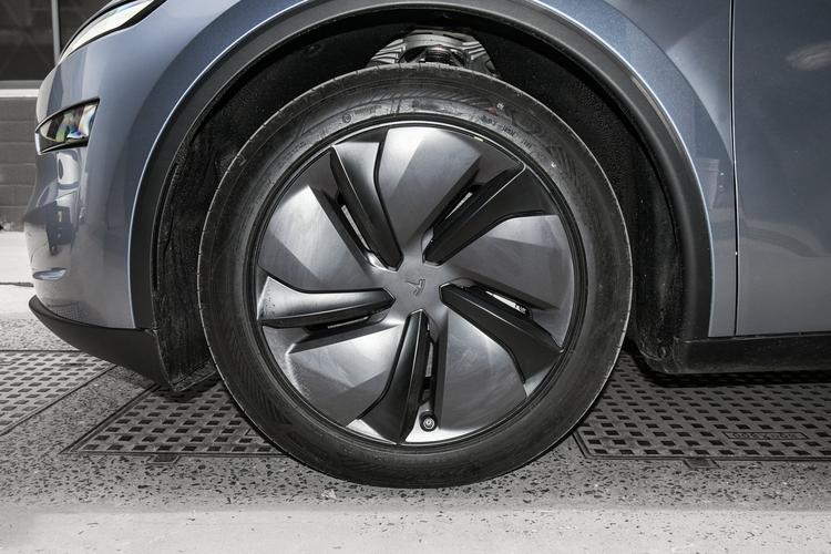 Tesla Model Y - фото 12