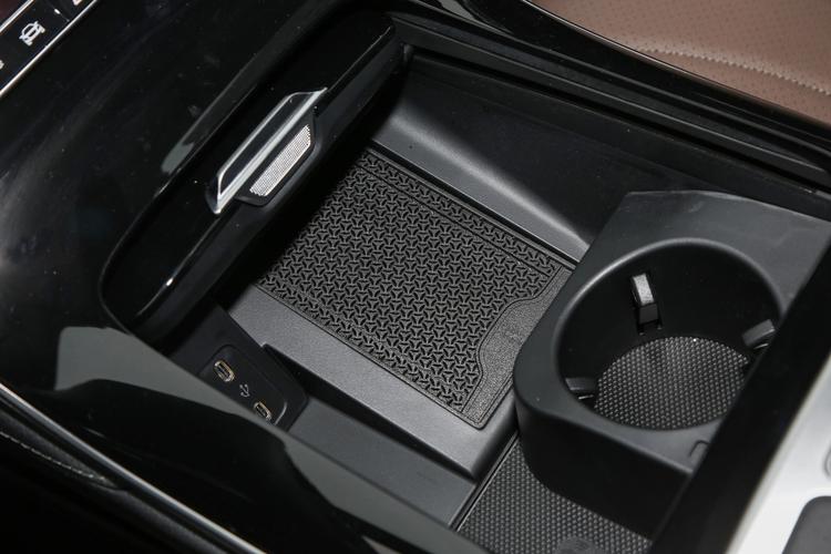 Mercedes-Benz EQE - фото 35