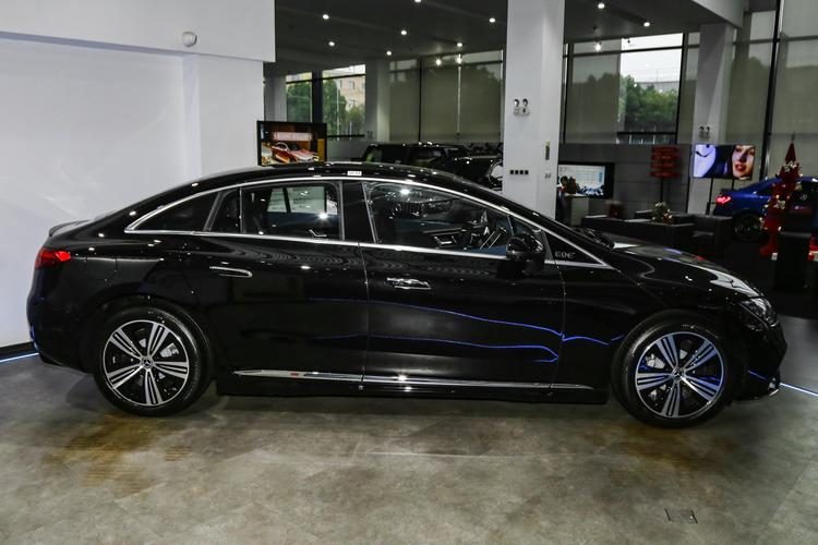 Mercedes-Benz EQE - фото 7