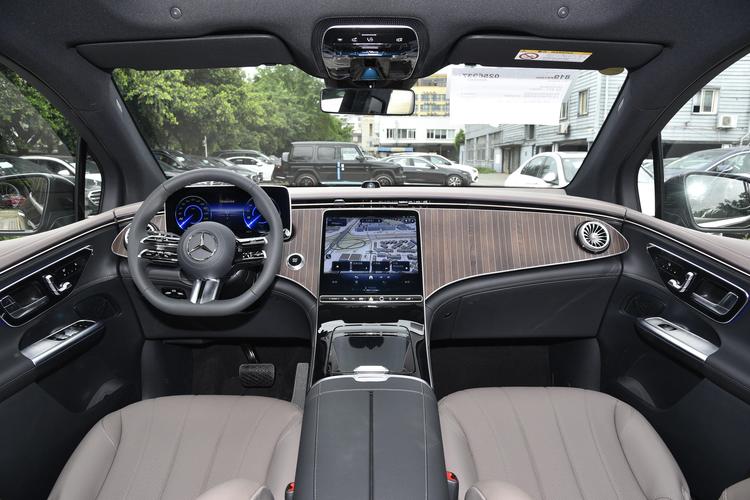 Mercedes-Benz EQE SUV - фото 13