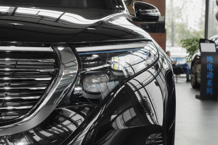 Mercedes-Benz EQC - фото 10