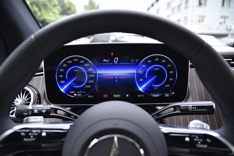 Mercedes-Benz EQE SUV - фото 15