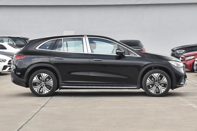 Mercedes-Benz EQE SUV - фото 8