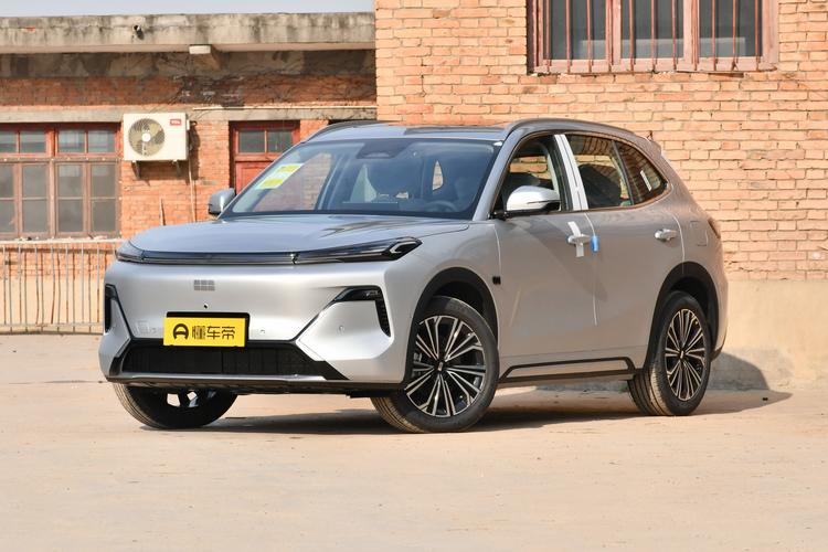 Geely Starship 7 EM-i - фото 1