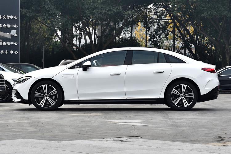 Mercedes-Benz EQE - фото 4