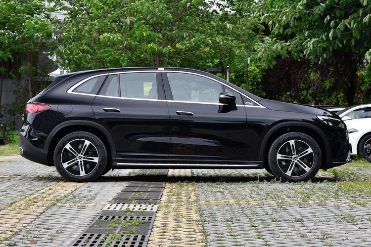 Mercedes-Benz EQE SUV - фото 8
