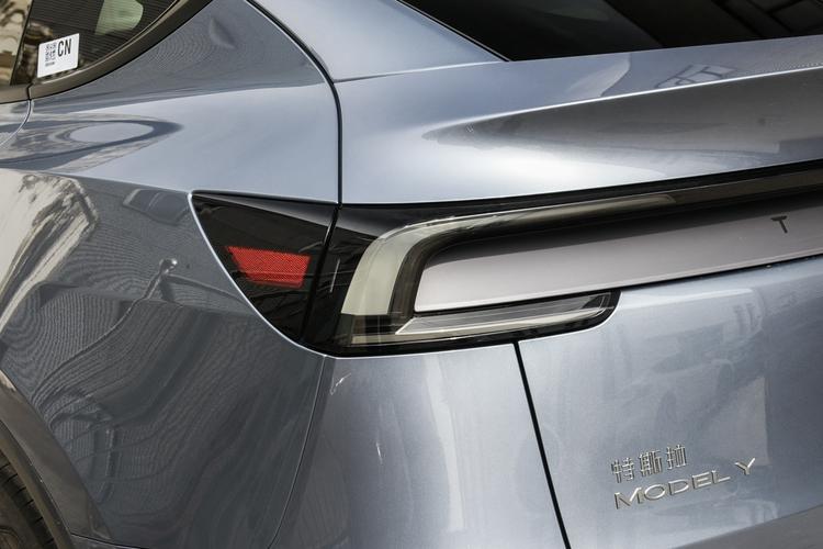 Tesla Model Y - фото 13