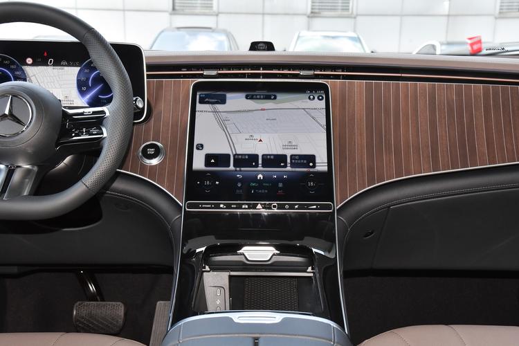 Mercedes-Benz EQE SUV - фото 14