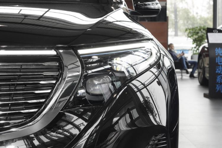 Mercedes-Benz EQC - фото 11