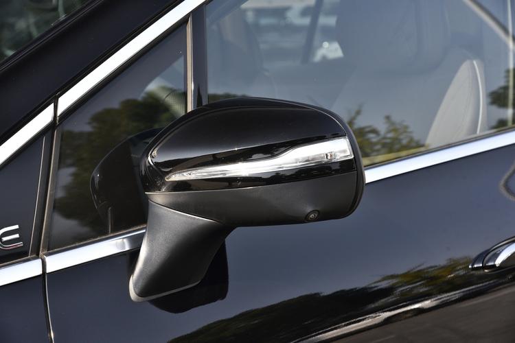 Mercedes-Benz EQE SUV - фото 10