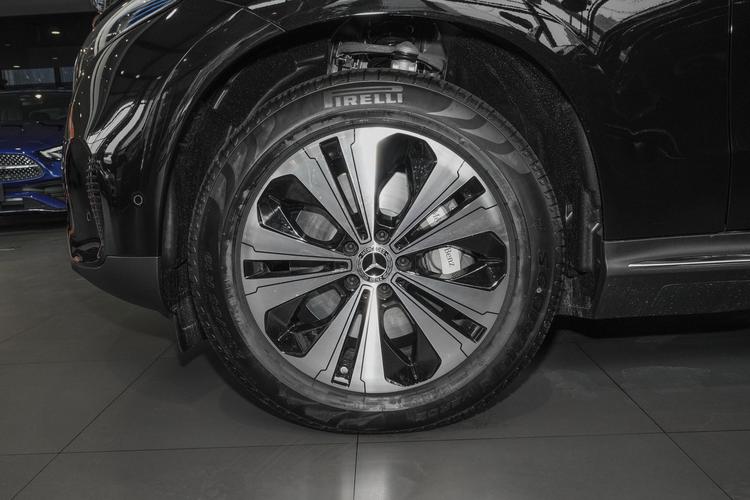 Mercedes-Benz EQC - фото 8