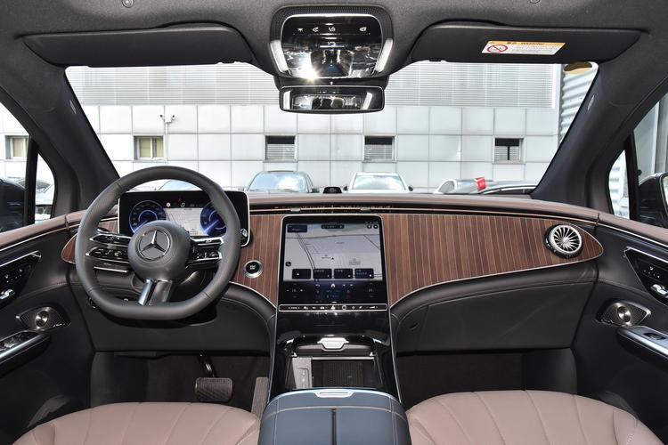 Mercedes-Benz EQE SUV - фото 13