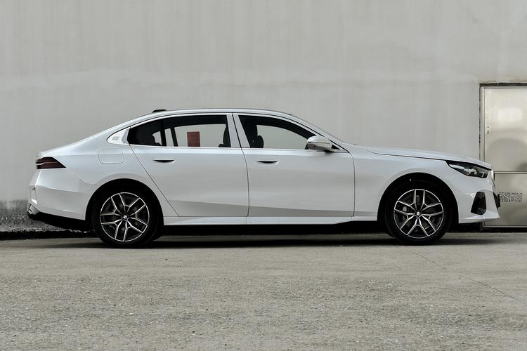 BMW i5 - фото 8