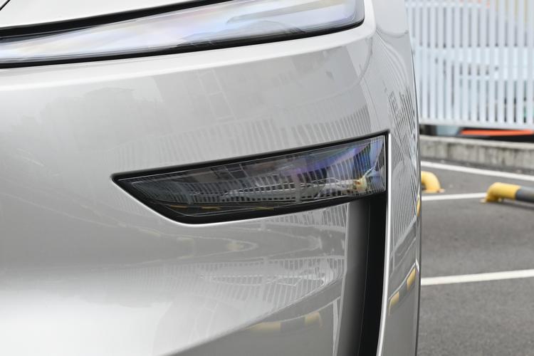 Tesla Model YL - фото 11