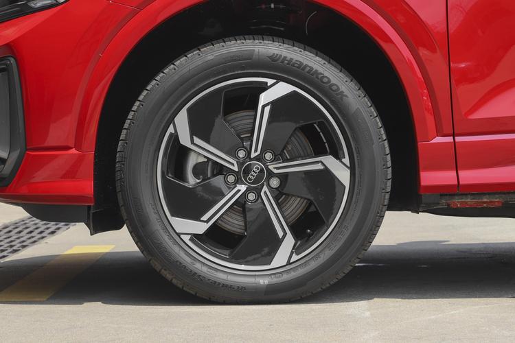 Audi Q2L e-tron - фото 9