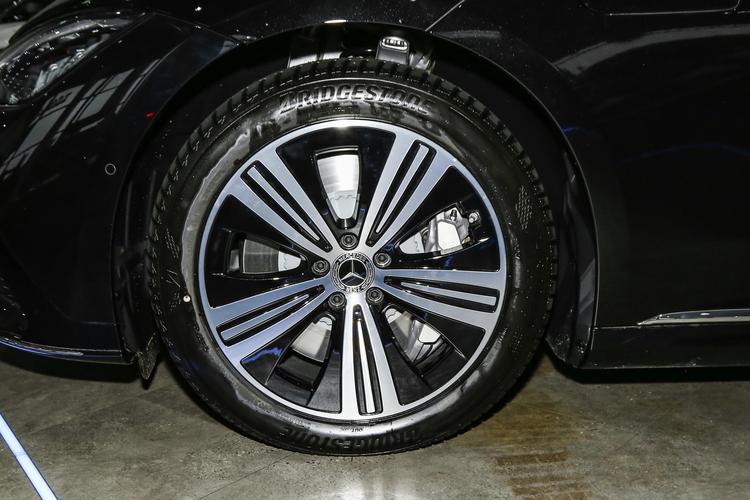 Mercedes-Benz EQE - фото 16