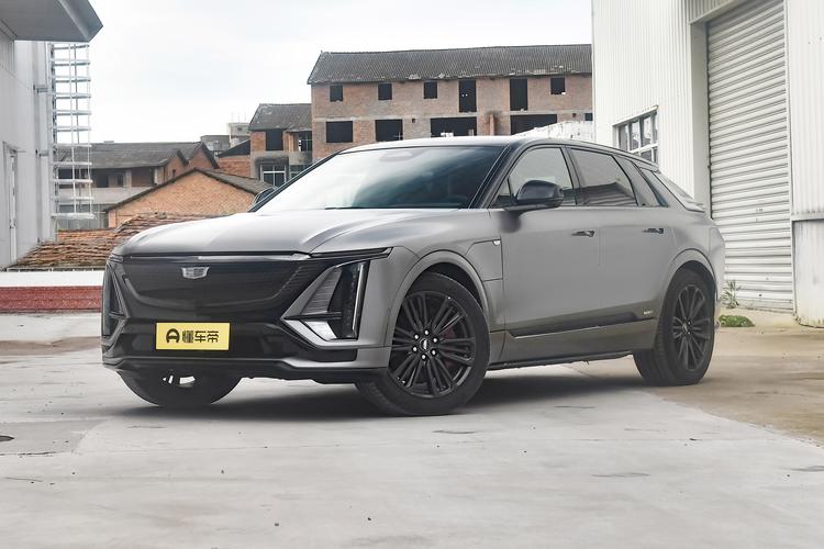 Cadillac Lyriq - фото 1
