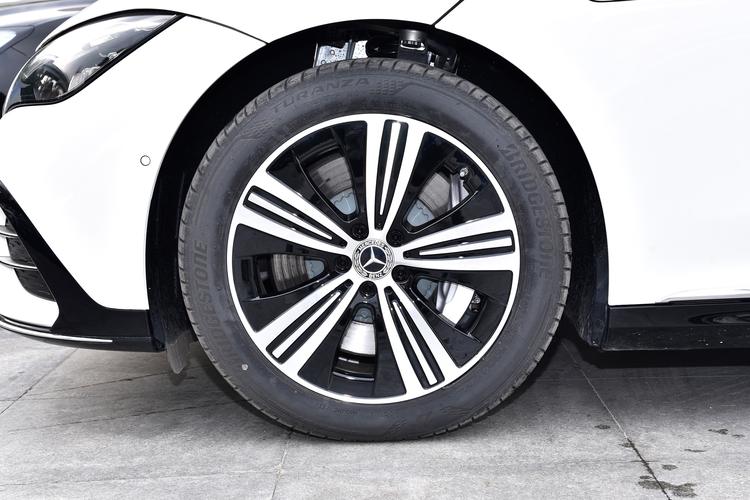 Mercedes-Benz EQE - фото 12