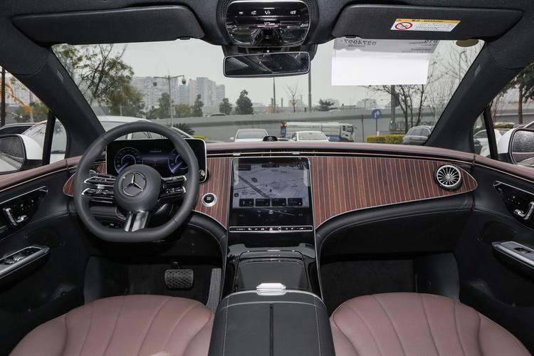 Mercedes-Benz EQE - фото 23